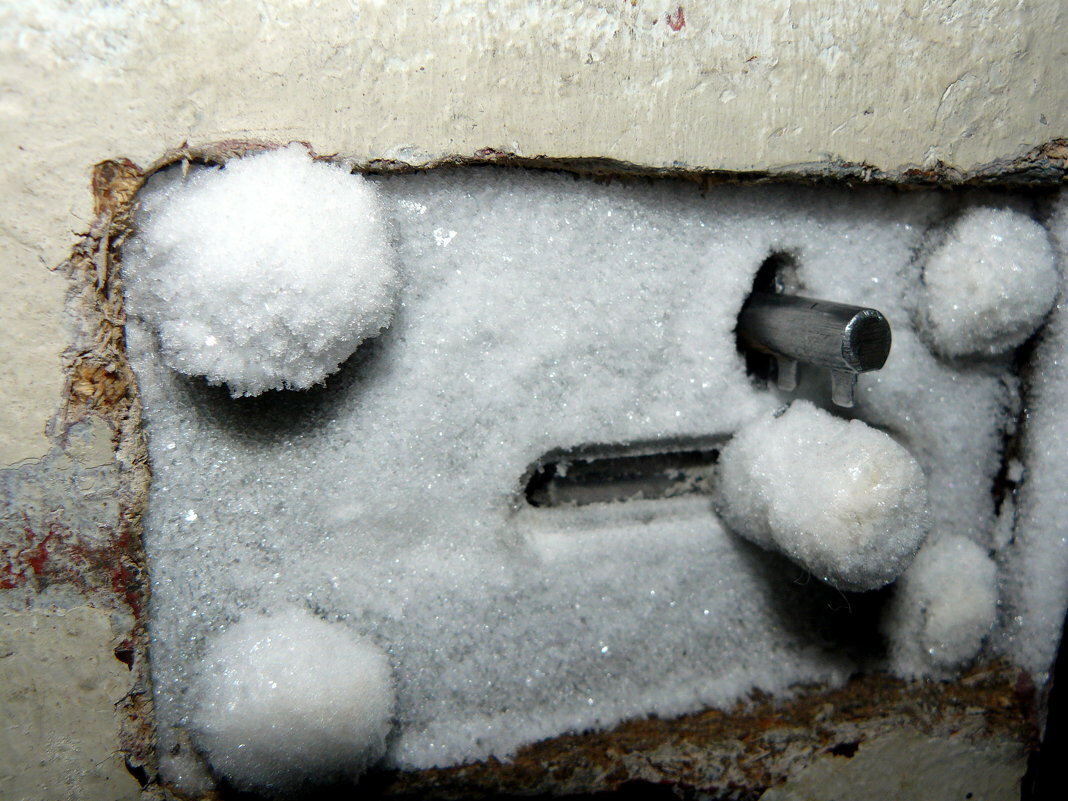 Способы, как легко открыть замерзший замок гаража