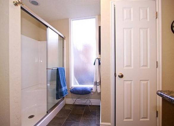 Как выбрать двери в ванную и туалет?