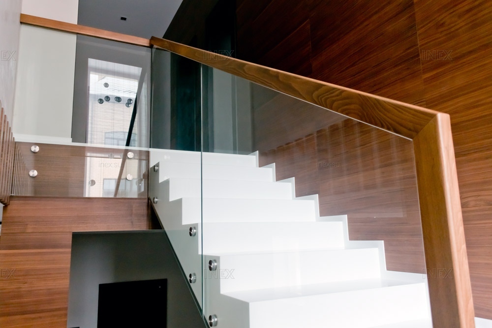 Лестничные ограждения из стекла: точечные держатели для стеклянных лестниц