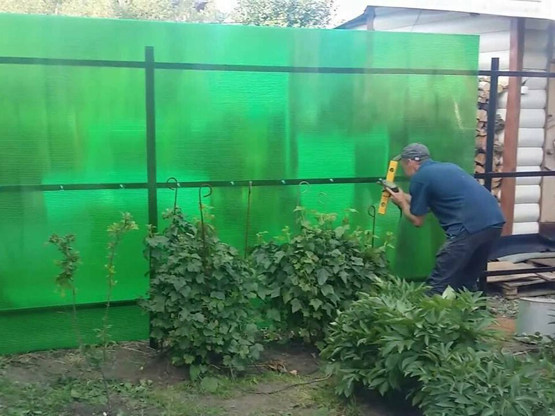Забор из поликарбоната: 9 советов по выбору и установке