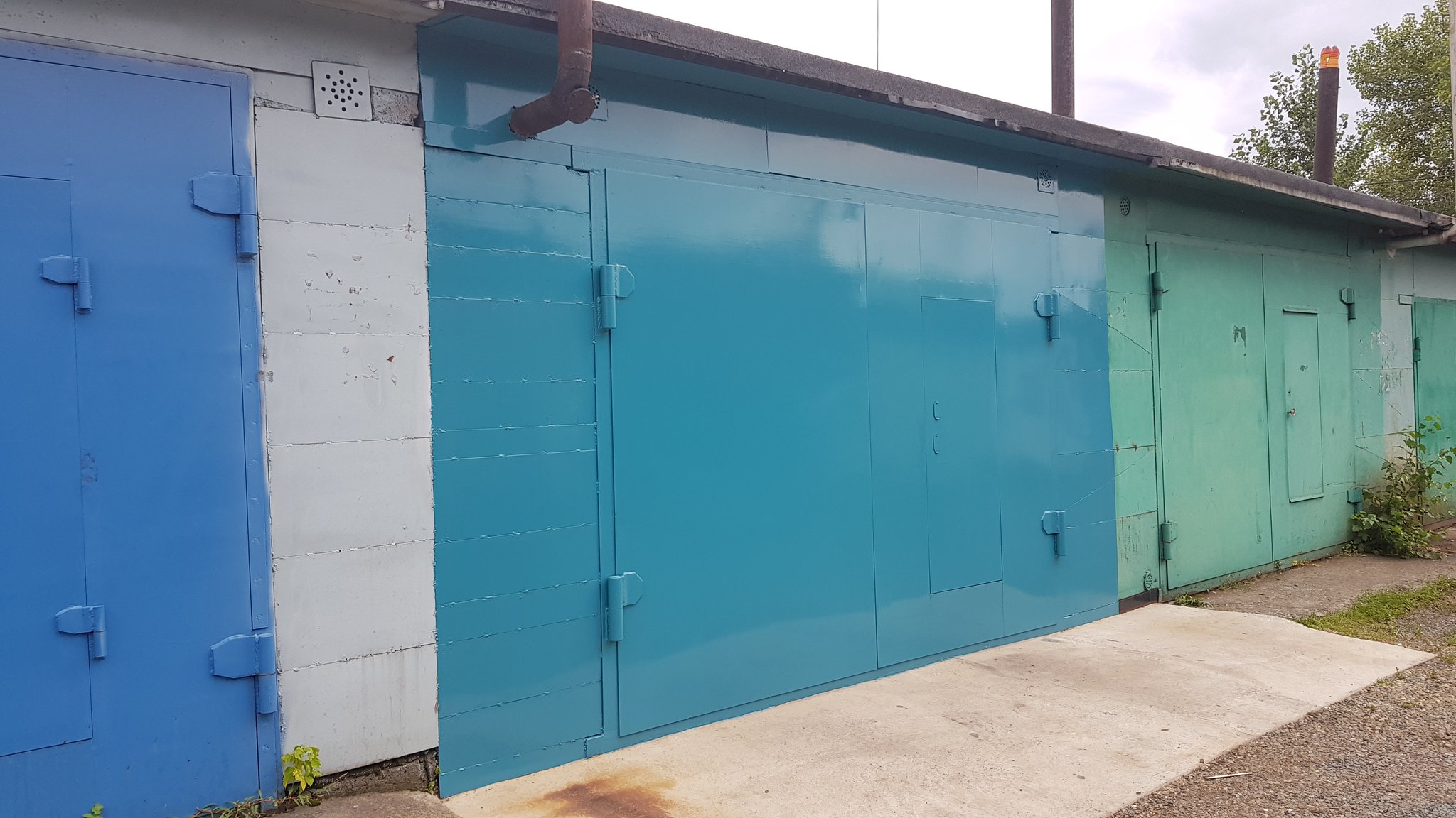 Какой краской покрасить ворота гаража с солнечной стороне улицы