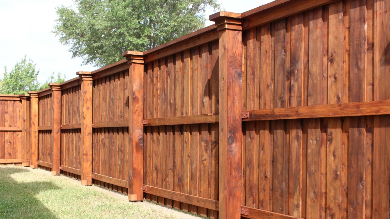 Деревянный забор из необрезной доски: советы по выбору материалов, инструкция по монтажу