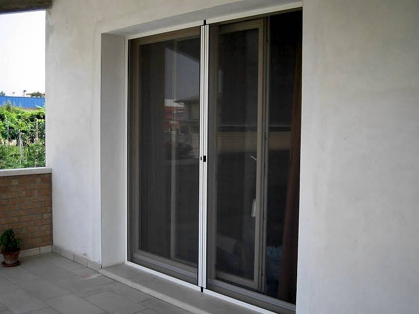Москитные двери на магнитах: распашная и роллетная сетка на балконную дверцу