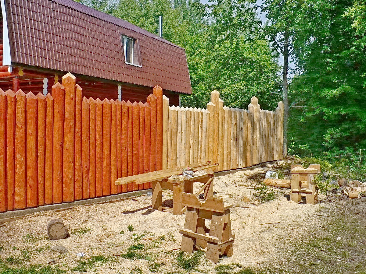 Строим забор из дерева своими руками