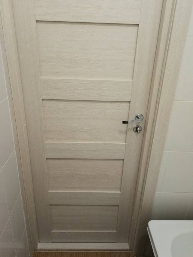 Какие двери поставить в ванную комнату или туалет: фото