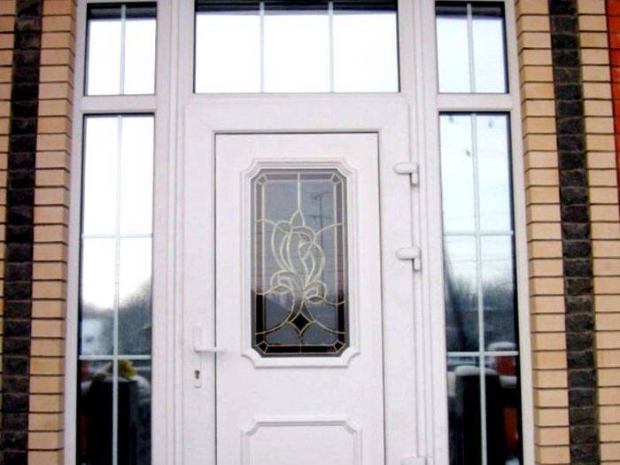 Металлопластиковые двери (28 фото): окна и входные двери со стеклом для частного дома, межкомнатные конструкции из металлопластика