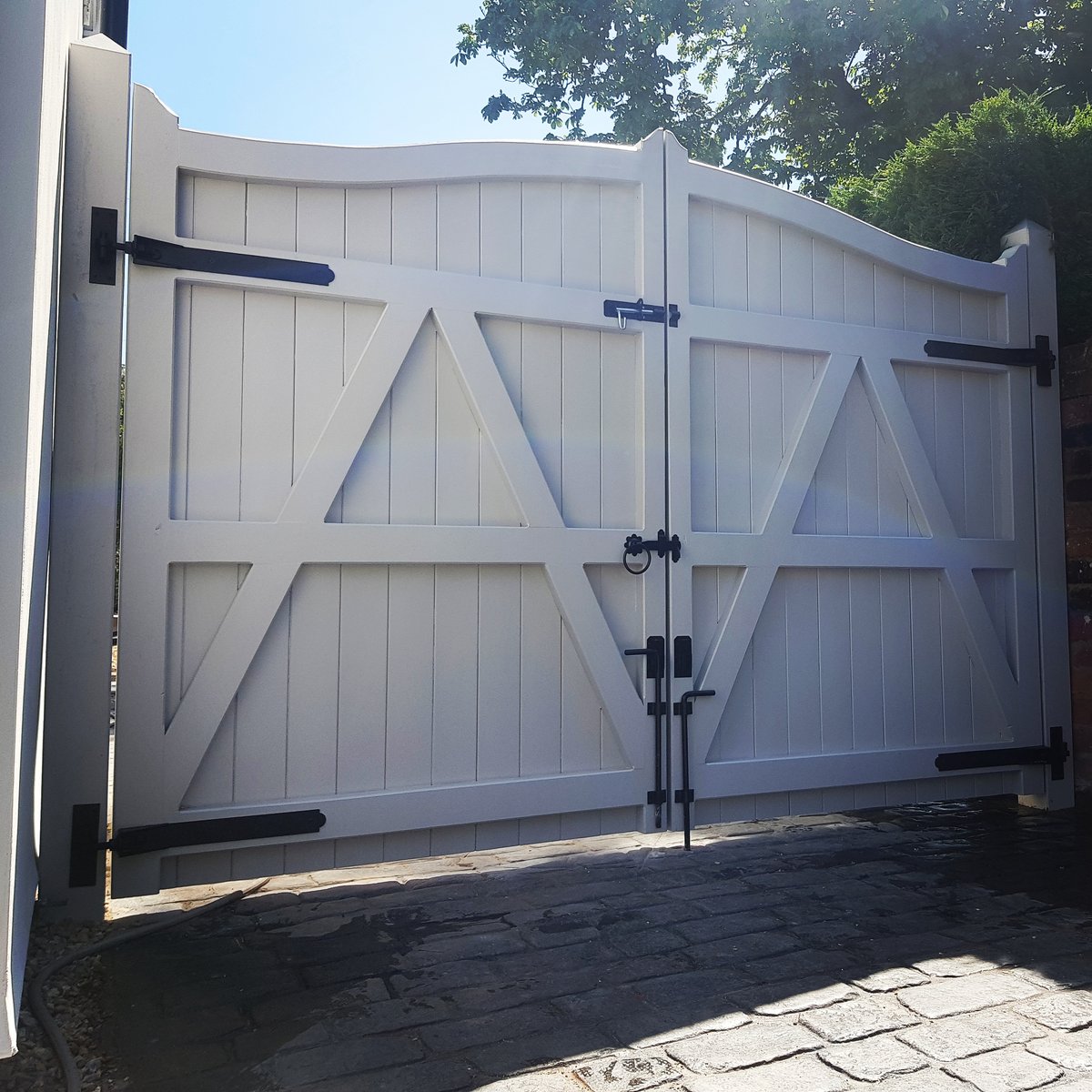 Как покрасить ворота гаража красиво, надежно и недорого