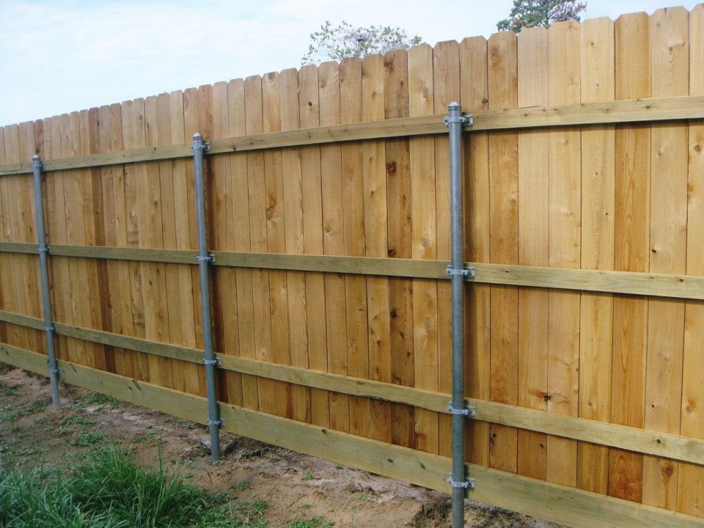 Деревянный забор на металлических столбах – основные этапы изготовления