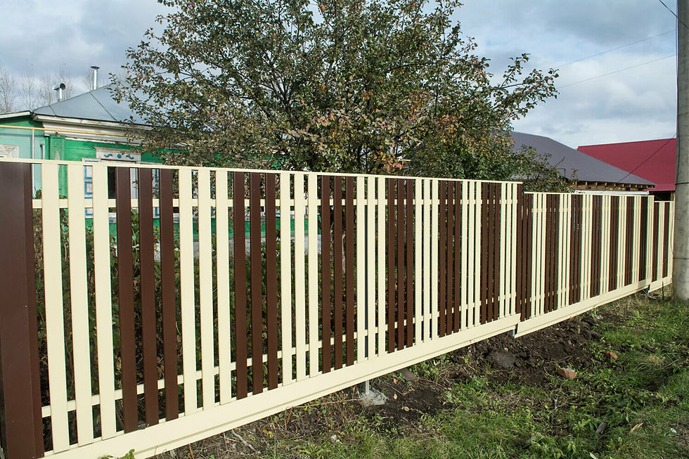 Чем и как лучше покрасить деревянный забор на даче?