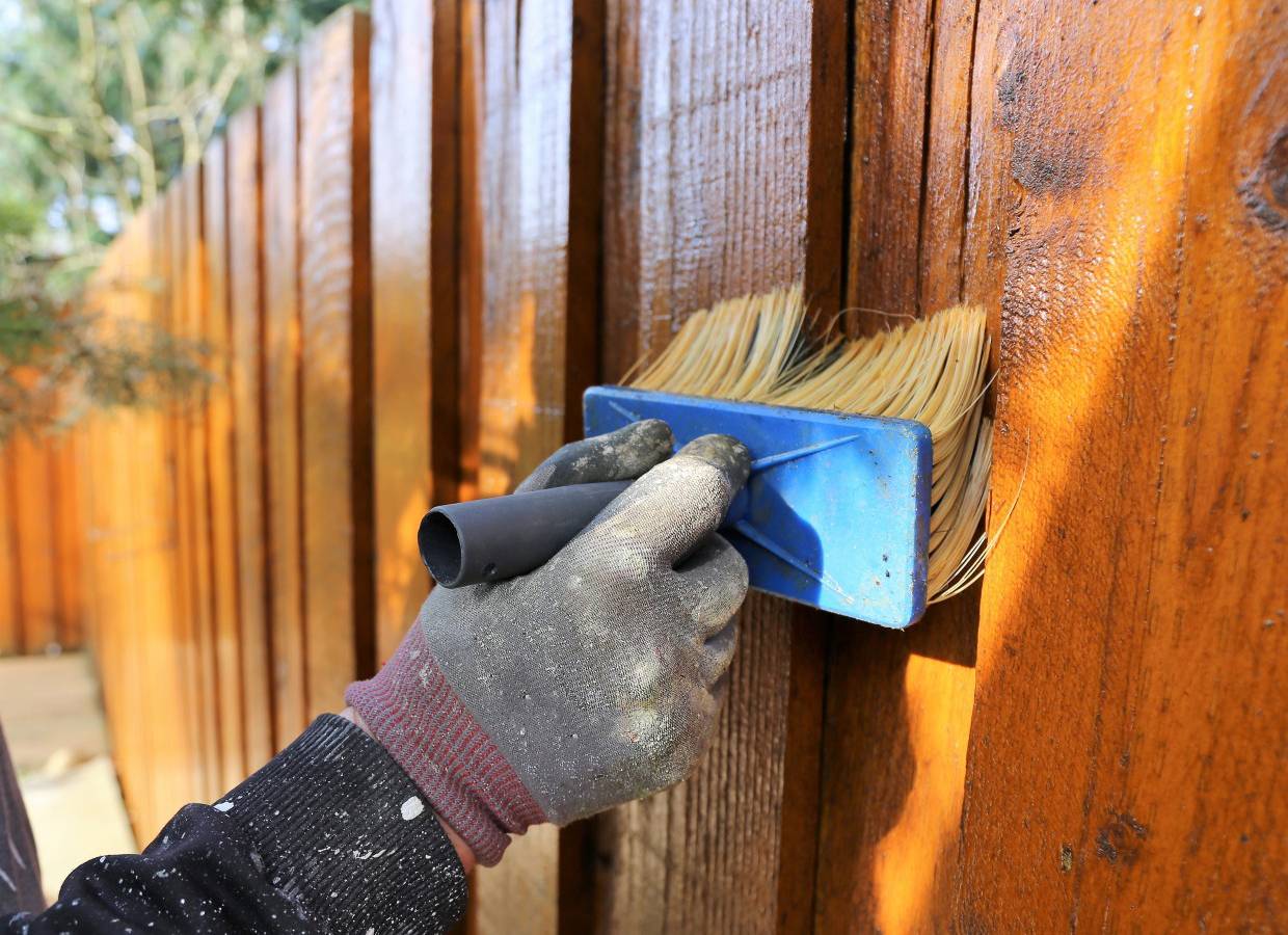 Чем обработать и покрасить деревянный забор от гниения