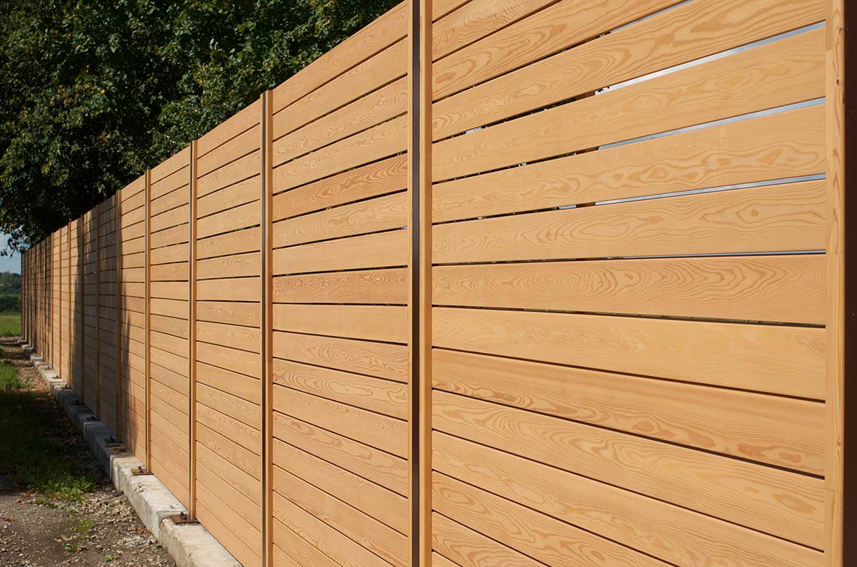 Забор из планкена: как использовать устойчивое дерево для ограды