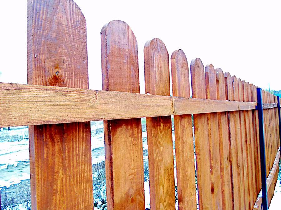 Деревянный забор на металлических столбах своими руками: инструкция | садоводство24