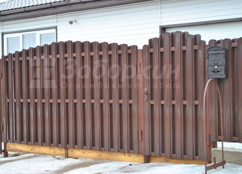 Забор и калитка из металлического штакетника