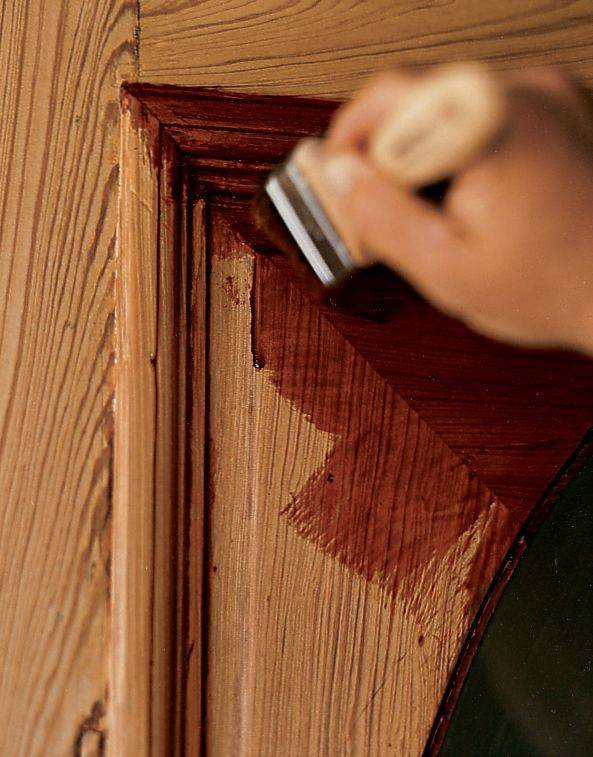 Чем покрыть деревянную дверь: выбор материала и техника нанесения