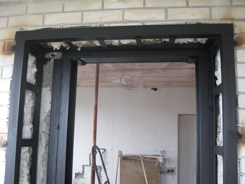 Проемы в несущих стенах для прохода: как сделать дверной проем в бетонной, кирпичной стене панельного или частного дома, пробивка под дверь и устройство капитальной стены