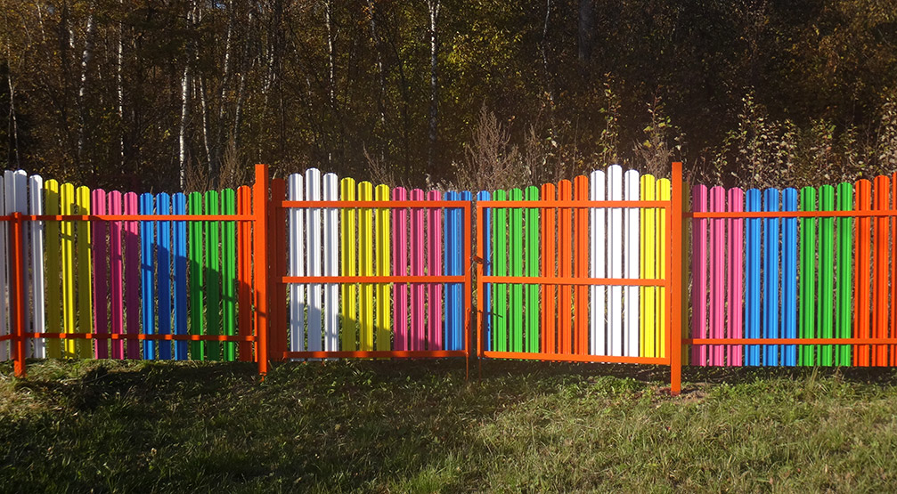 Чем обработать штакетник перед покраской. чем красить деревянный забор? как покрасить забор из штакетника