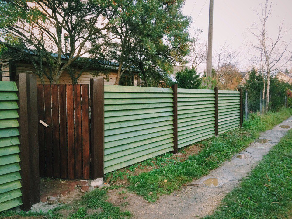 Деревянный забор "лесенка". глухой забор "ёлочка" из дпк и алюминиевых профилей hilst забор деревянный елочка горизонтальный