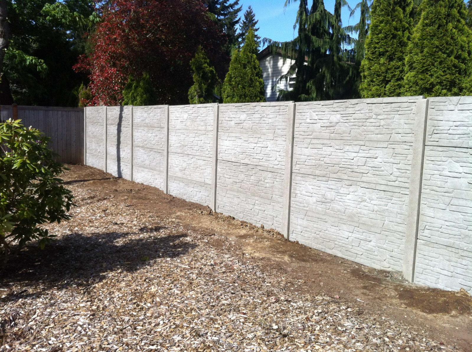 Забор из бетонных плит: технологии монтажа своими руками, плюсы и минусы