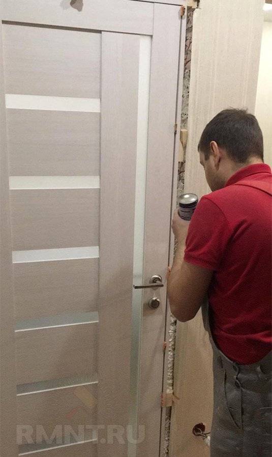 Процесс установки двери в ванную: инструкция и видео