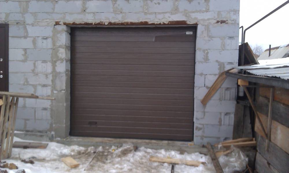 Поднимаем гаражные ворота: сложные проблемы и простые решения
