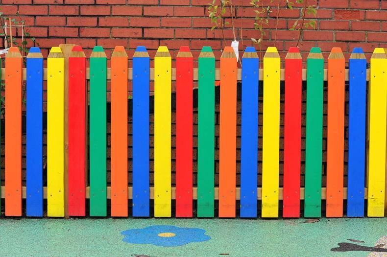 Как быстро покрасить забор из штакетника