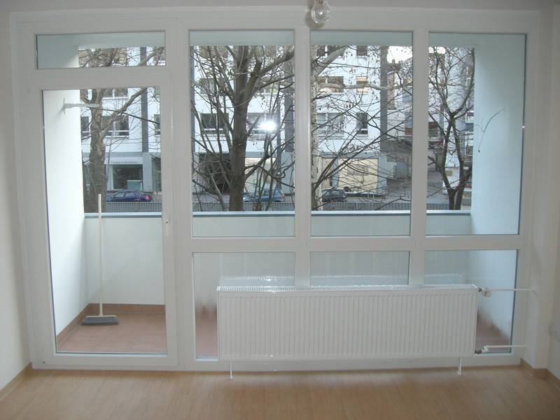 Раздвижные пластиковые и стеклянные двери на балкон и лоджию в квартире: фото
