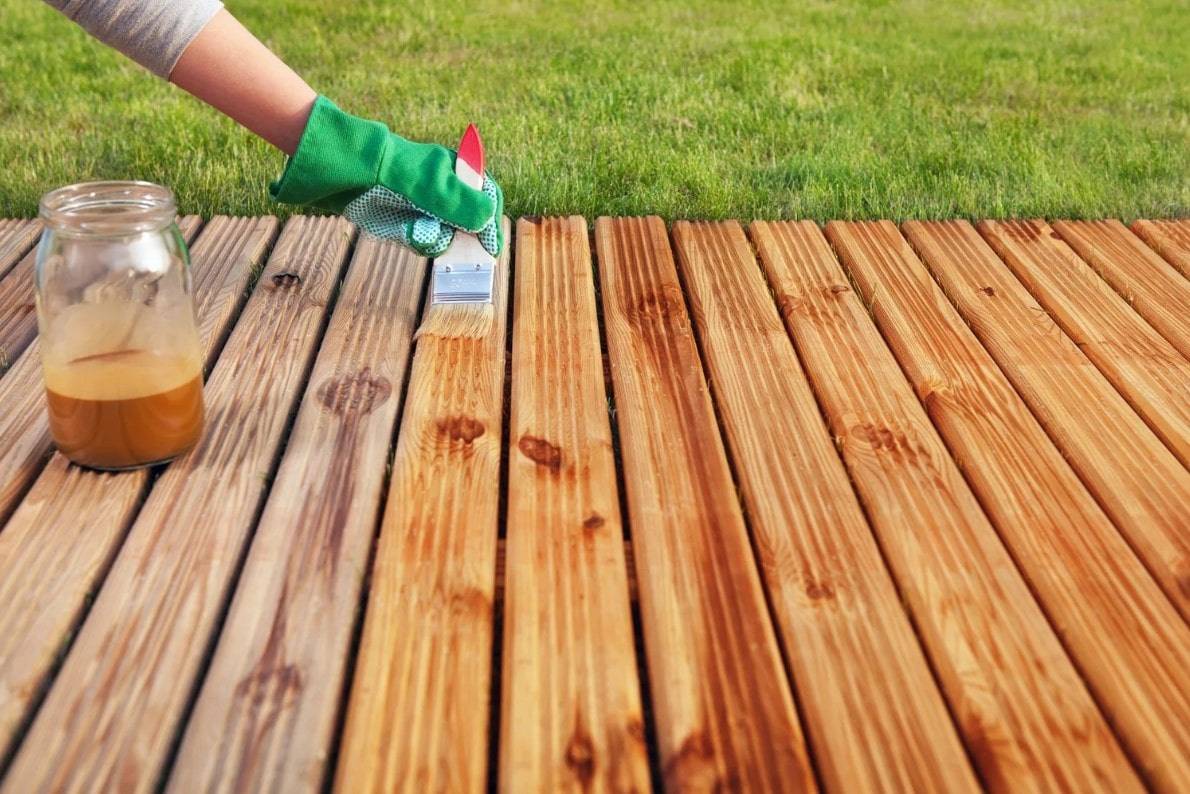 Чем покрасить деревянный забор надолго и качественно