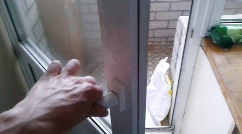 Заклинило пластиковую дверь на балкон и она не открывается: что делать и как ее открыть