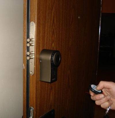 Электронный замок на входную дверь в квартиру: виды, как выбрать, порядок установки