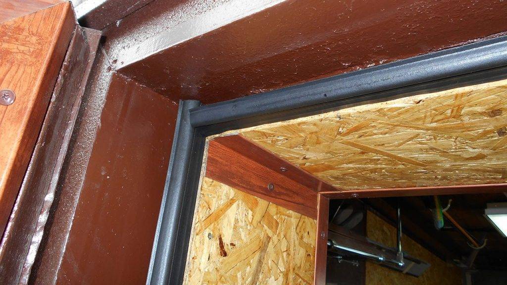 Как утеплять входные двери в частном доме: способы и советы качественного утепления деревянных дверей