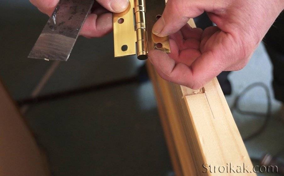 Как установить петли на межкомнатную дверь своими руками