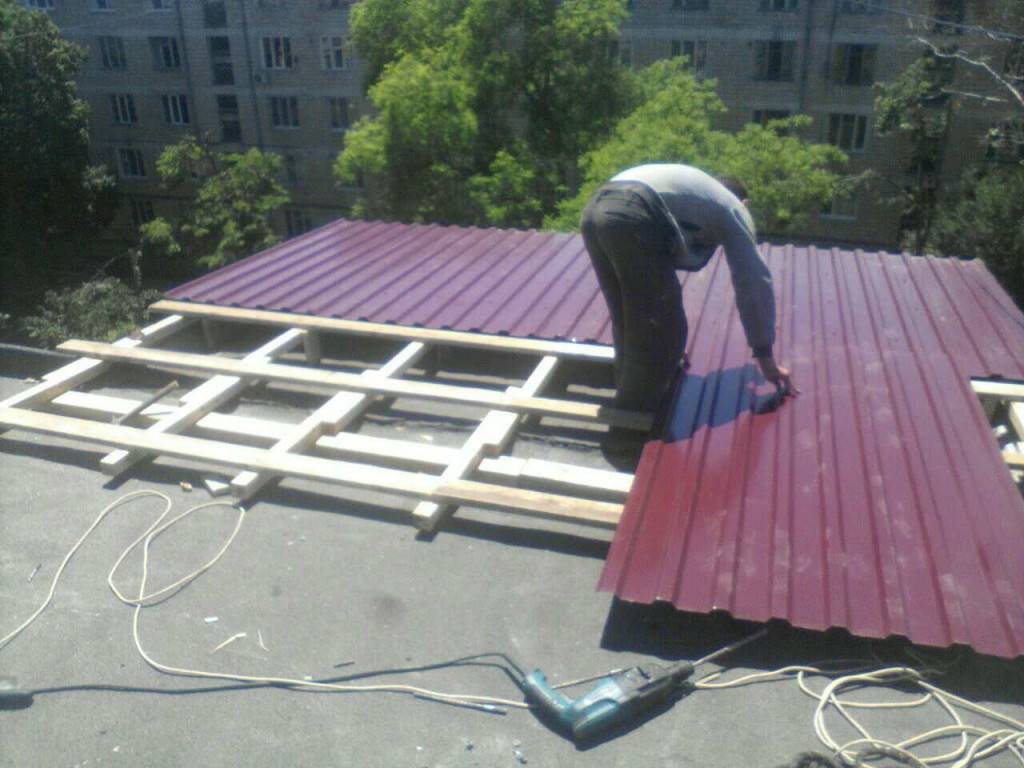 Как перекрыть крышу профнастилом: нюансы установки