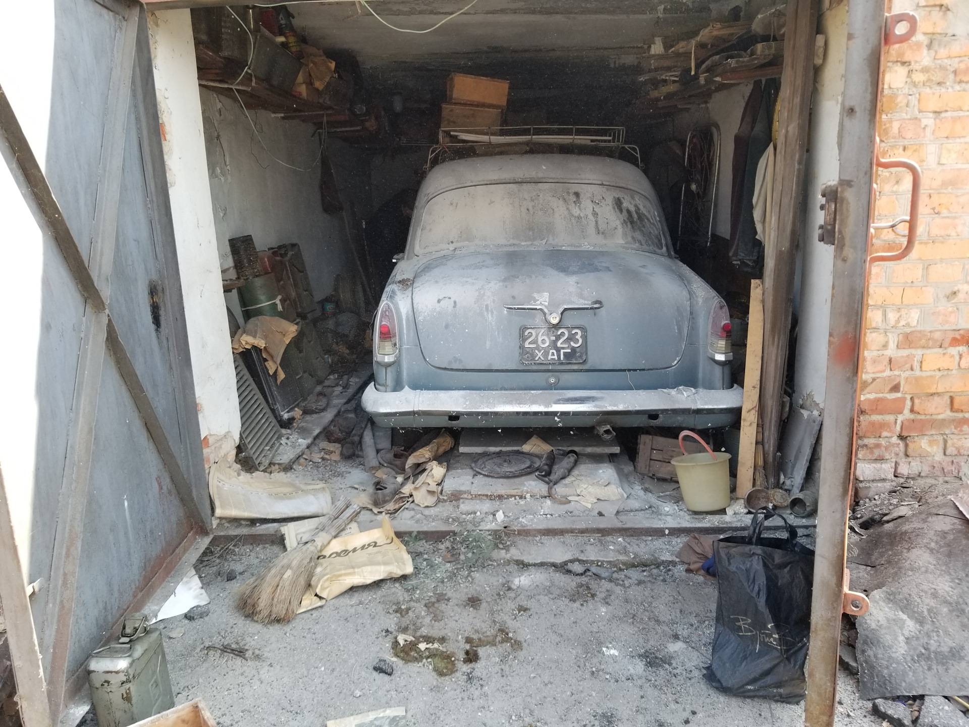 Находки в гараж: старые автомобили, заброшенные гаражи и удивительные находки
