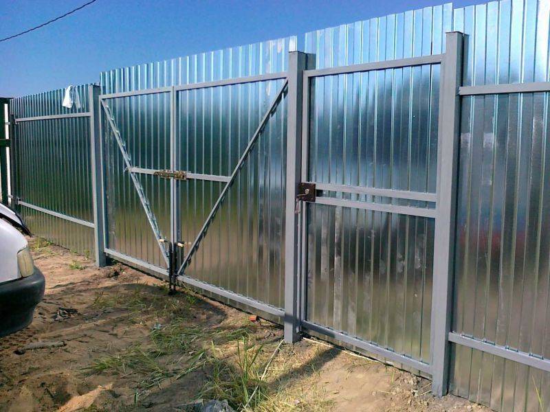 Забор из металлопрофиля своими руками: особенности монтажа, четрежи, поаговая инструкция
