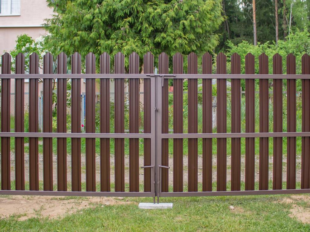 Ворота с калиткой (46 фото) — садовые ворота из евроштакетника с калиткой внутри, варианты для частного дома, дачи и дачного забора