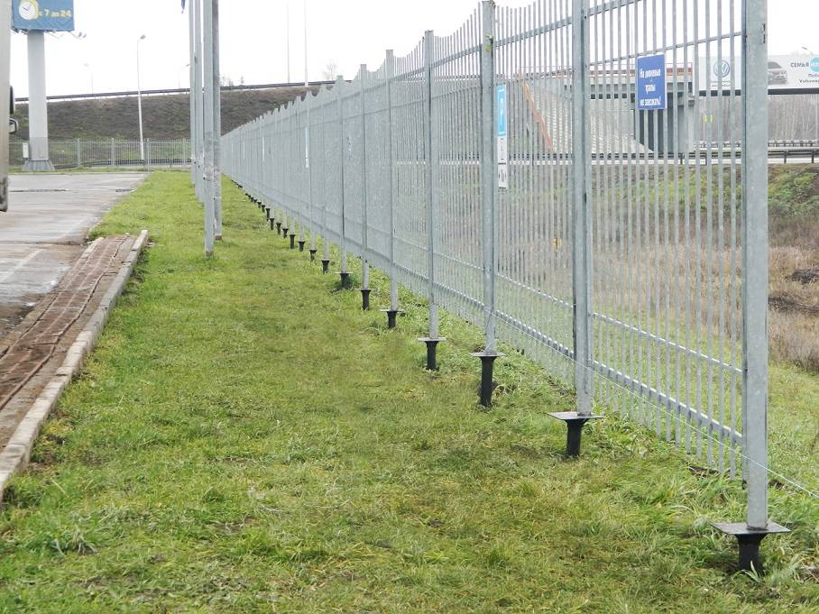 Забор на винтовых сваях, как правильно установить такой забор, технология установки