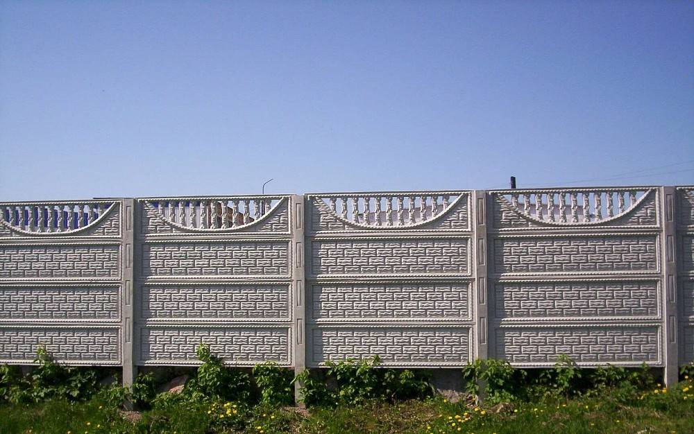 Забор из бетонных панелей: виды и конструкция железобетонных ограждений, монтаж бетонных плит