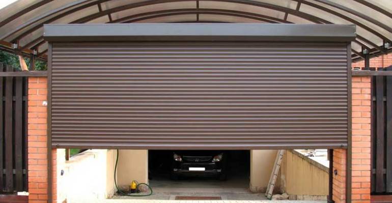 Какие гаражные ворота лучше: секционные или рулонные?