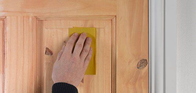 Как обновить деревянные двери покрытые лаком - только ремонт своими руками в квартире: фото, видео, инструкции