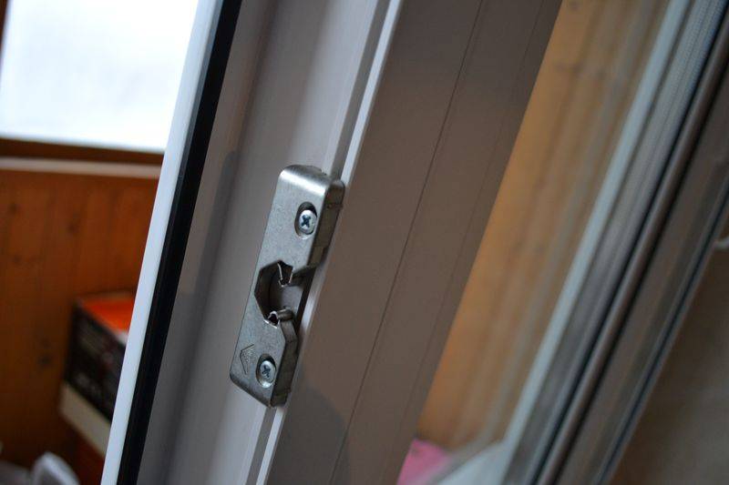 Магнитная защёлка на балконную дверь — как выбрать и установить