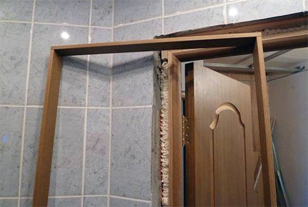 Как установить дверь в ванной комнате и туалете своими руками