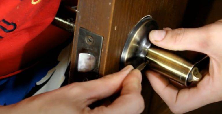 Как разобрать межкомнатную дверную ручку: видео