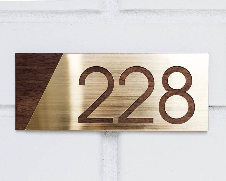 Номер на дверь квартиры: дизайнерский номерок и цифры на входную преграду