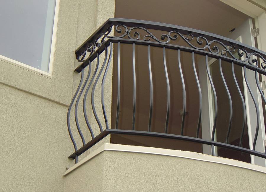 Как украсить балкон с помощью кованого ограждения (12 фото)