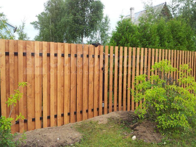 Забор из деревянного штакетника своими руками
