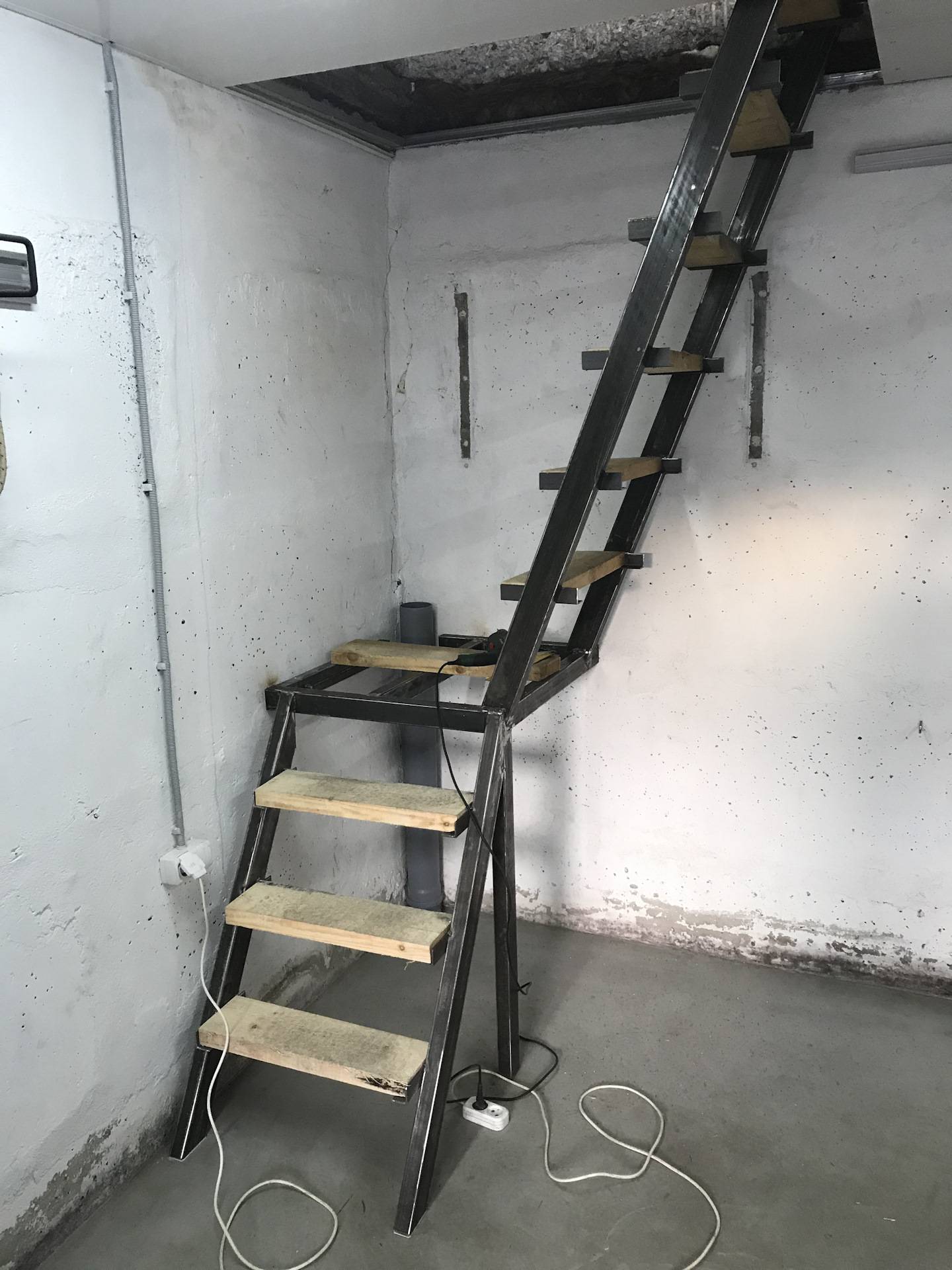 Лестница в подвал (погреб, гараж): как сделать своими руками, фото
