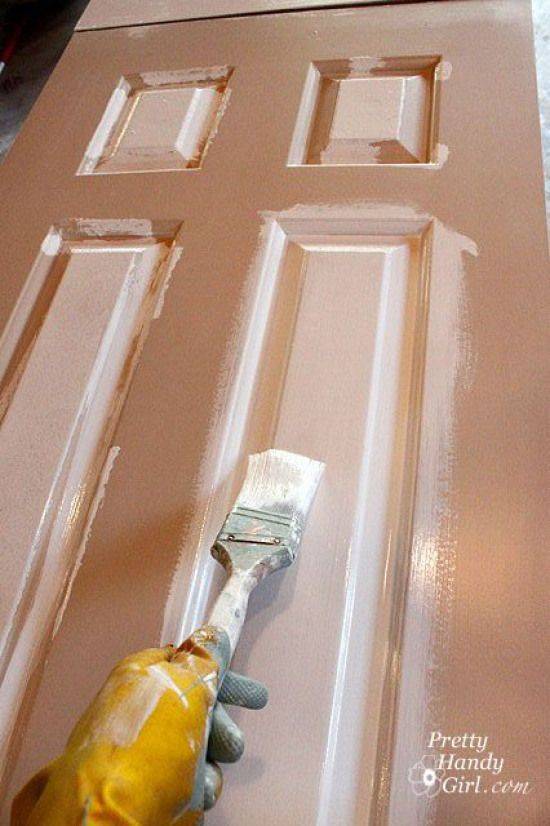 Как покрасить старую дверь под дерево