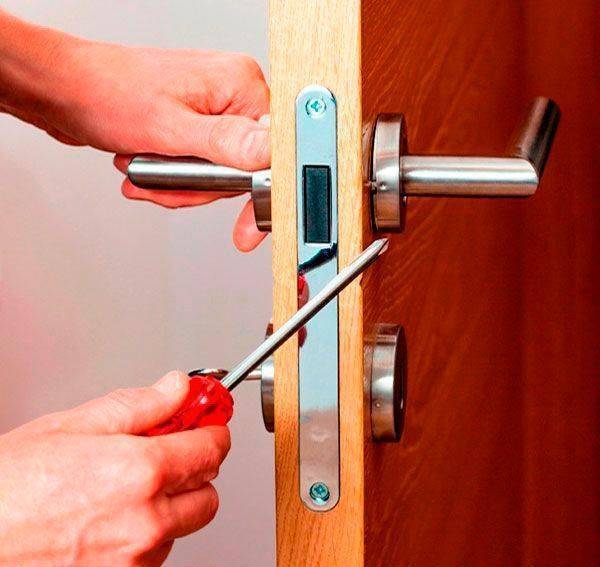 Как открыть дверь без ключа или закрыть ее