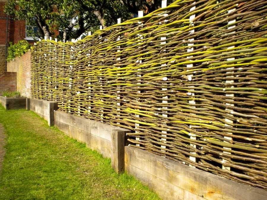 Плетеный забор – как самому сделать украшение для усадьбы