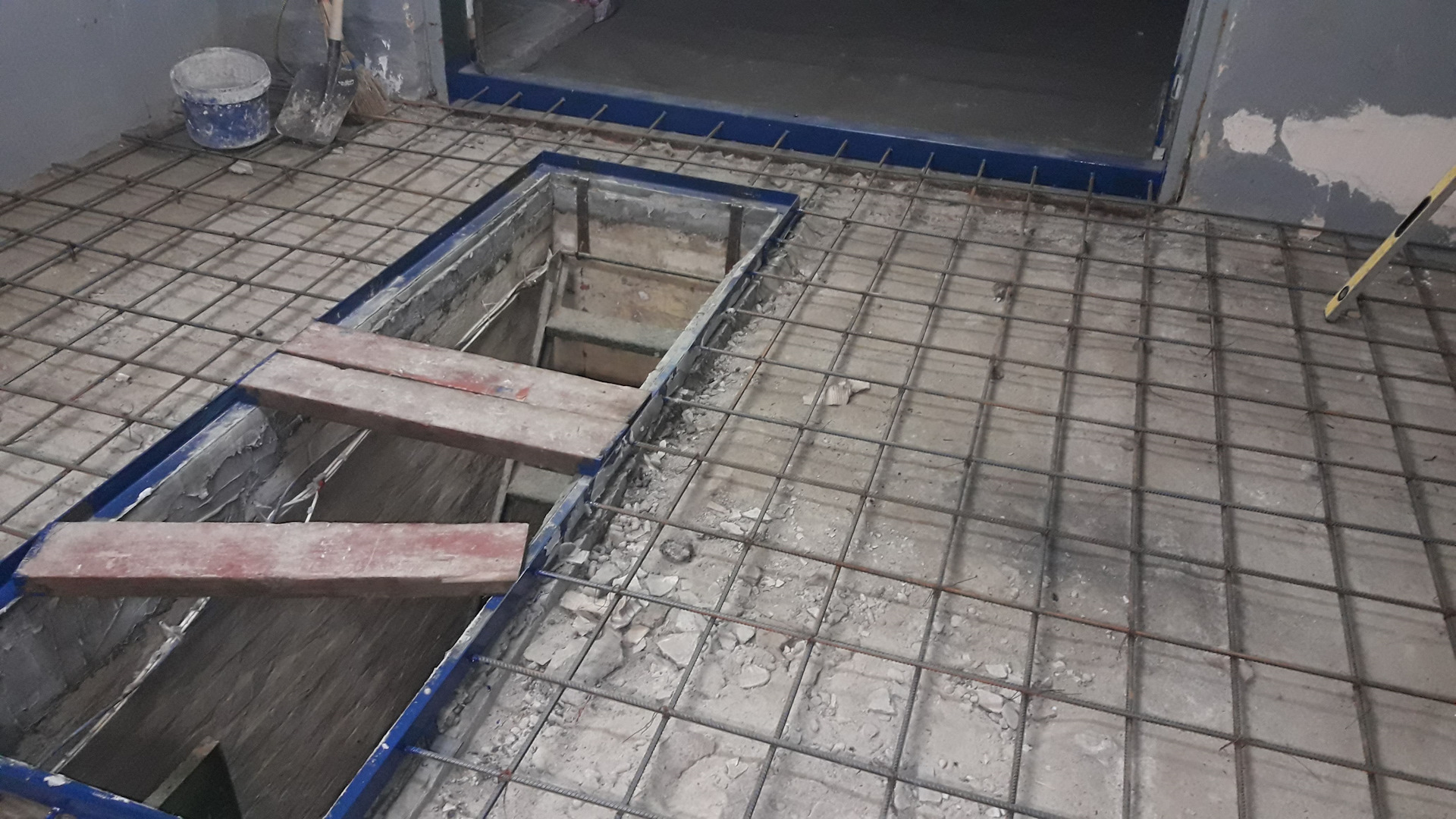 Заливка пола в гараже бетоном своими руками — подготовка основания, пошаговая инструкция